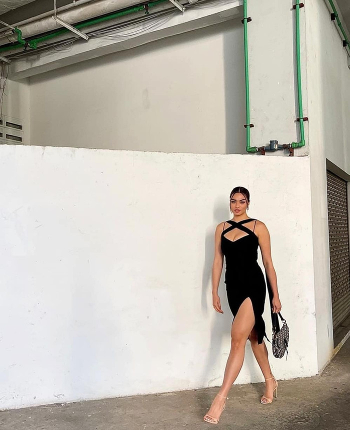 Cô cũng có sở thích đặc biệt với những chiếc túi hiệu và coi món đồ giá trị như trang sức để nổi bật hơn khi xuất hiện.