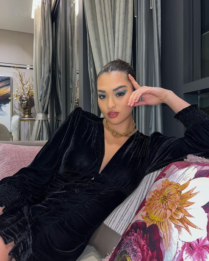 Sau khi trở về nước, cô cũng tích cực tham gia các sự kiện, phần lớn hình ảnh đều nhận được nhiều lời khen ngợi. Anchilee Scott-Kemmis sang chảnh với váy nhung, trang điểm ấn tượng khiến fan thả tim nhiệt tình.