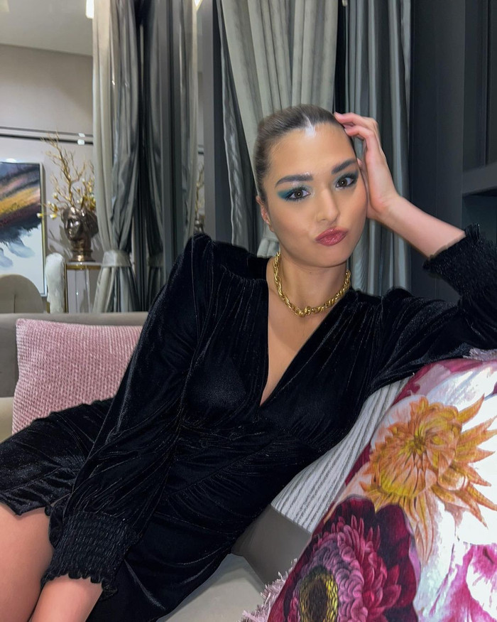 Miss Universe Thái Lan yêu thích phong cách gợi cảm với những mẫu thiết kế xẻ sâu hoặc cut - out.