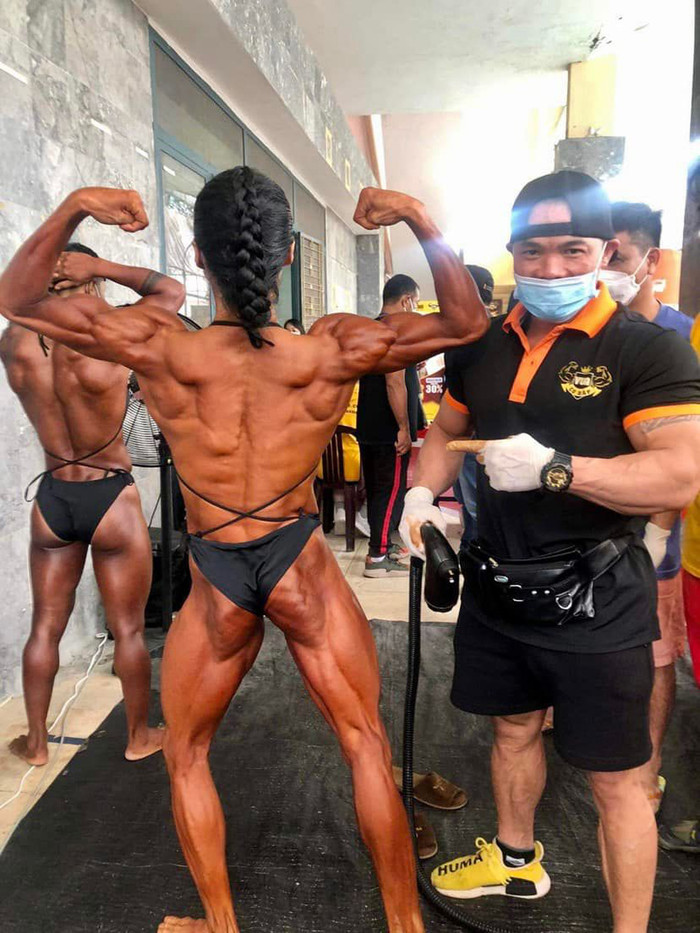 Thân hình vạm vỡ, cơ bắp cuồn cuộn của cô gái Việt khiến nhiều người ngạc nhiên.