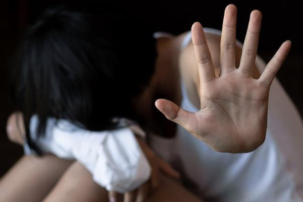 Trẻ em bị ngược đãi, bạo hành tinh thần có thể gặp khó khăn trong việc hình thành các mối quan hệ, liên kết xã hội. Ảnh minh họa