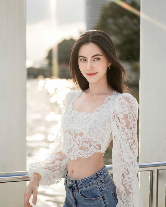 Cô nàng lăng xê muôn vàn kiểu áo croptop khác nhau giúp khoe được vòng eo con kiến