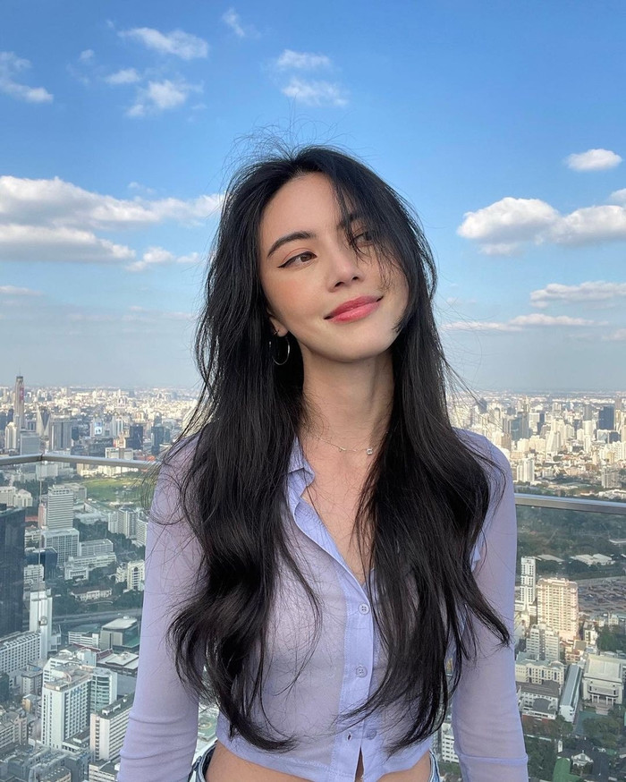 Chiếc áo croptop xuyên thấu giúp Mai Davika thêm phần quyến rũ