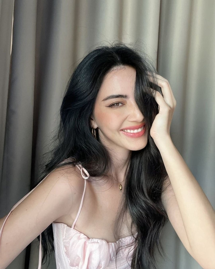 Nhưng chỉ cần cô ấy nở nụ cười nét quyến rũ hoàn toàn biến mất, Mai Davika trở thành cô gái đáng yêu đến lạ