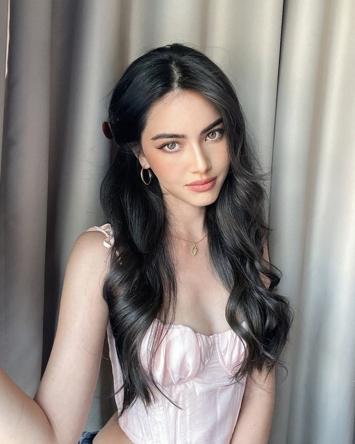 Trong loạt ảnh chụp cận mặt Mai Davika gây chú ý với nét mặt đậm chất ma mị cuốn hút