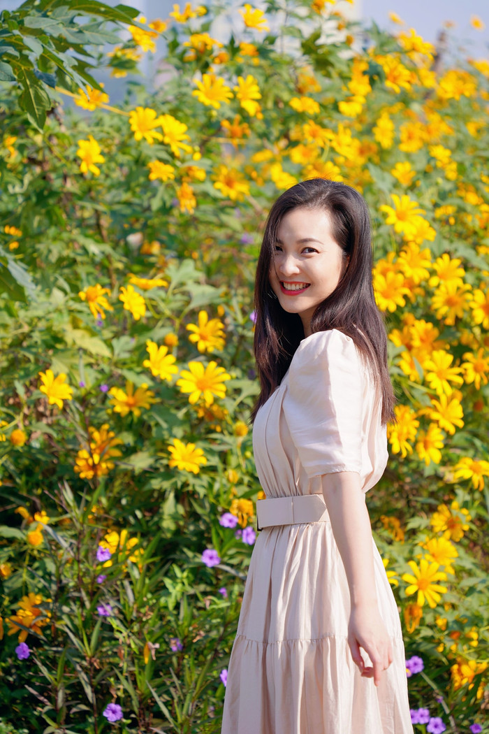 Phương Thảo có sở thích mặc những chiếc váy dài mang hơi hướng vintage chụp ảnh với hoa.