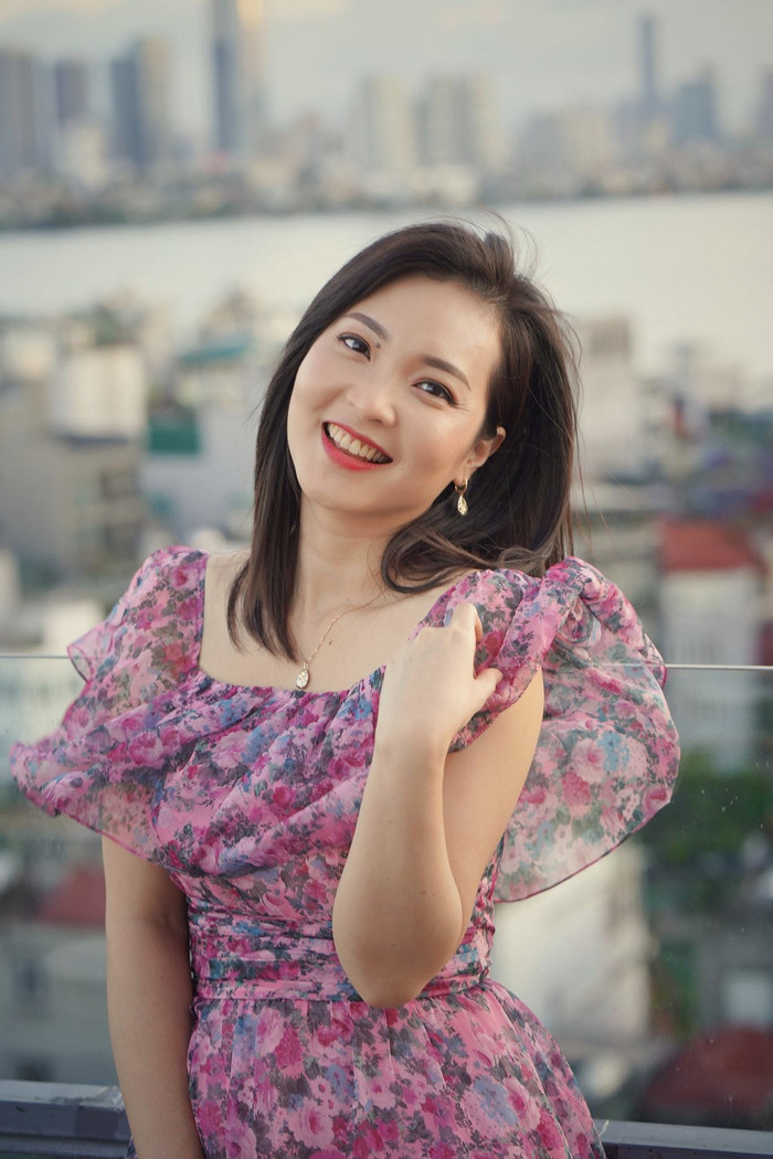 Với một người yêu thích phong cách nhẹ nhàng, không thể thiếu những chiếc váy hoa trong dịp hè.