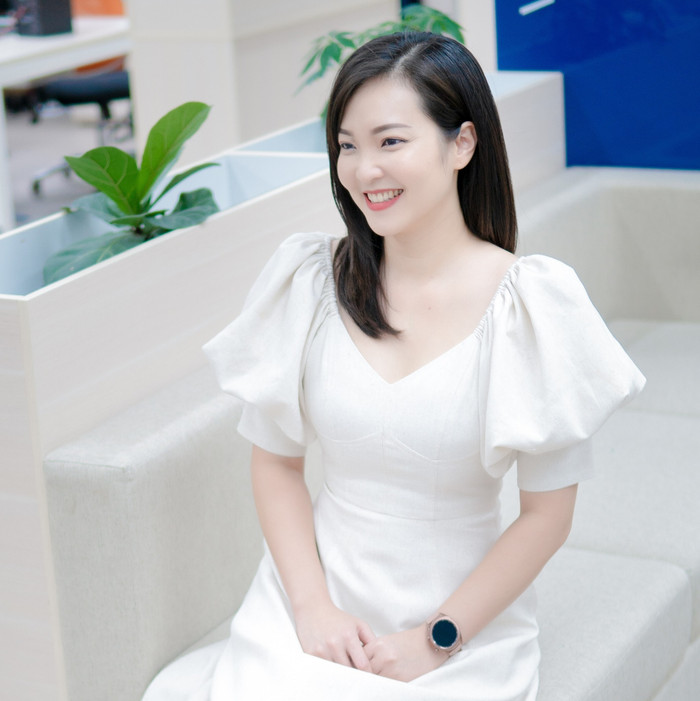 Phương Thảo thường chọn những mẫu thiết kế mang hơi hướng cổ điển và thanh lịch. Đảm bảo sự gợi cảm vừa đủ, thích hợp với người nhà Đài.