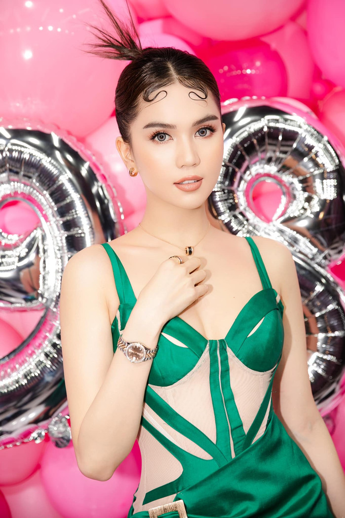 Ngọc Trinh khoe body 'hết nước chấm', catwalk trên nền nhạc của CL.