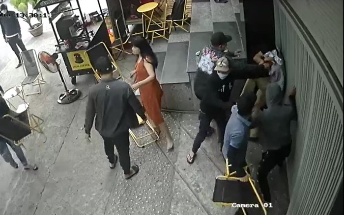 Clip: Nhóm côn đồ vây đánh một giám đốc dã man tại quán cafe Ảnh 2
