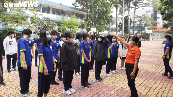 Sân trường THPT Nguyễn Du (quận 10) lại đầy ắp tiếng cười nói của học sinh. Ảnh: VTC News