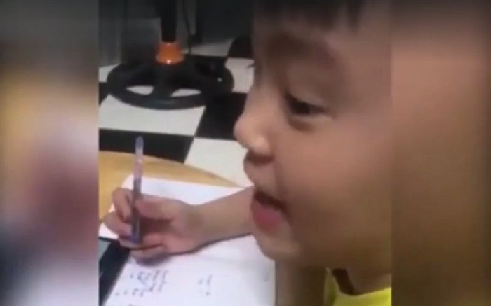 Bé trai khăng khăng 'ăn quả phải chấm muối' thay vì 'ăn quả nhớ kẻ trồng cây' khiến người mẹ... cạn lời Ảnh 2