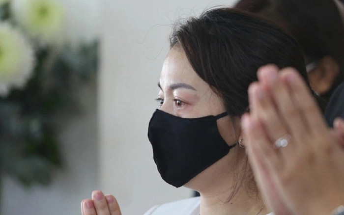 Xuất hiện hình ảnh được cho là mẹ ruột của bé V.A tại lễ cầu siêu, gia đình lên tiếng phản hồi? Ảnh 2