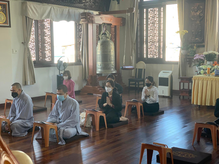 Người phụ nữ áo trắng xuất hiện trong lễ cầu siêu bé V.A