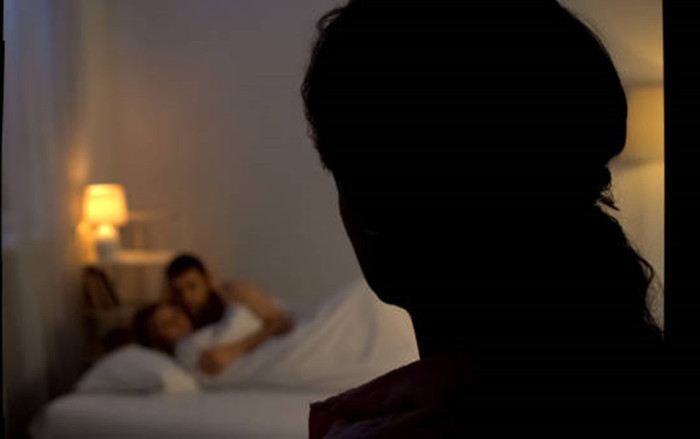 Trèo lên nóc nhà bắt quả tang vợ ân ái với người tình, anh chồng gây ra bi kịch với kết thúc đau lòng Ảnh 2