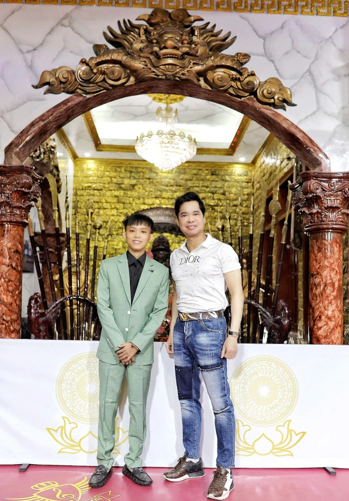 Nam ca sĩ cũng đã rạng rỡ tươi cười trở lại và được danh ca Ngọc Sơn hết lòng nâng đỡ 