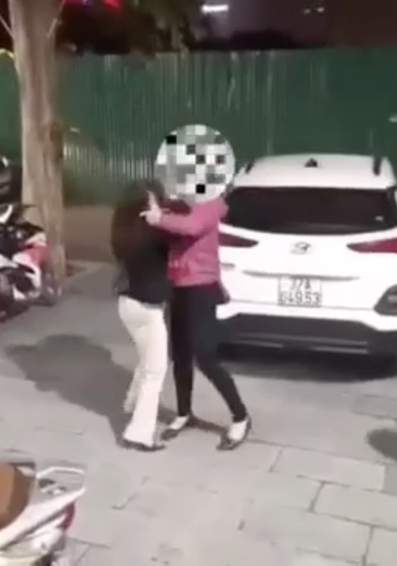 Người vợ lao vào ẩu đả dữ dội với tiểu tam.