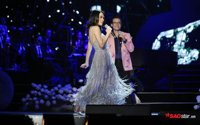 Trổ tài catwalk 'sương sương', Mỹ Tâm khiến Hà Anh Tuấn thích thú đến mức cười 'tít cả mắt' thế này! Ảnh 2