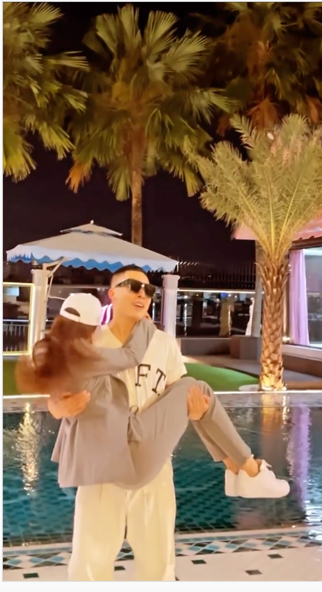 Vũ Khắc Tiệp khiến dân mạng thích thú khi bồng bế Ngọc Trinh và chốt hạ: 'Mang vợ về cho mẹ'.