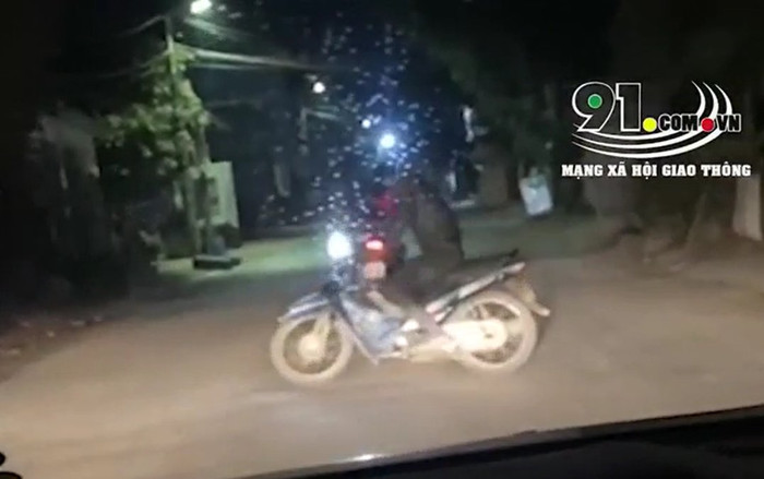 Clip: Nam thanh niên đánh võng trước đầu ô tô, còn hung hăng gây sự với tài xế gây ngán ngẩm Ảnh 2