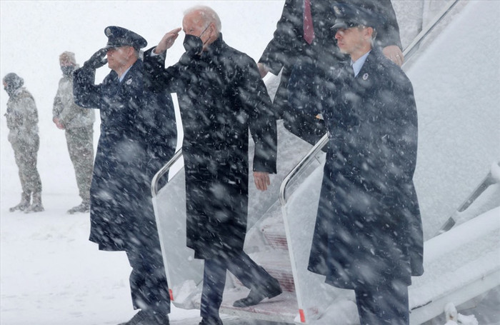 Tổng thống Biden rời Không lực Một giữa bão tuyết.