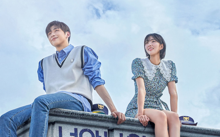 Kang Daniel tươi rói bên Chae Soo Bin trong poster phim mới 'Rookie Cops' Ảnh 3