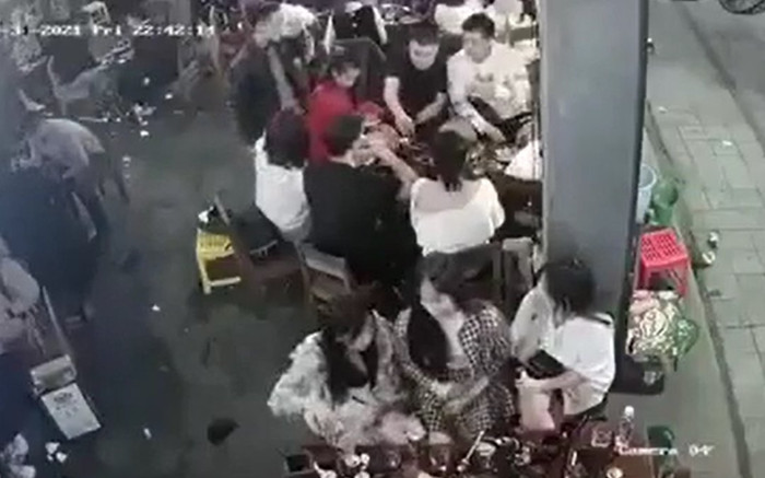 Clip: Nam thanh niên cầm cốc bia đập thẳng vào mặt bạn cùng bàn trong bữa nhậu cuối năm gây náo loạn Ảnh 2