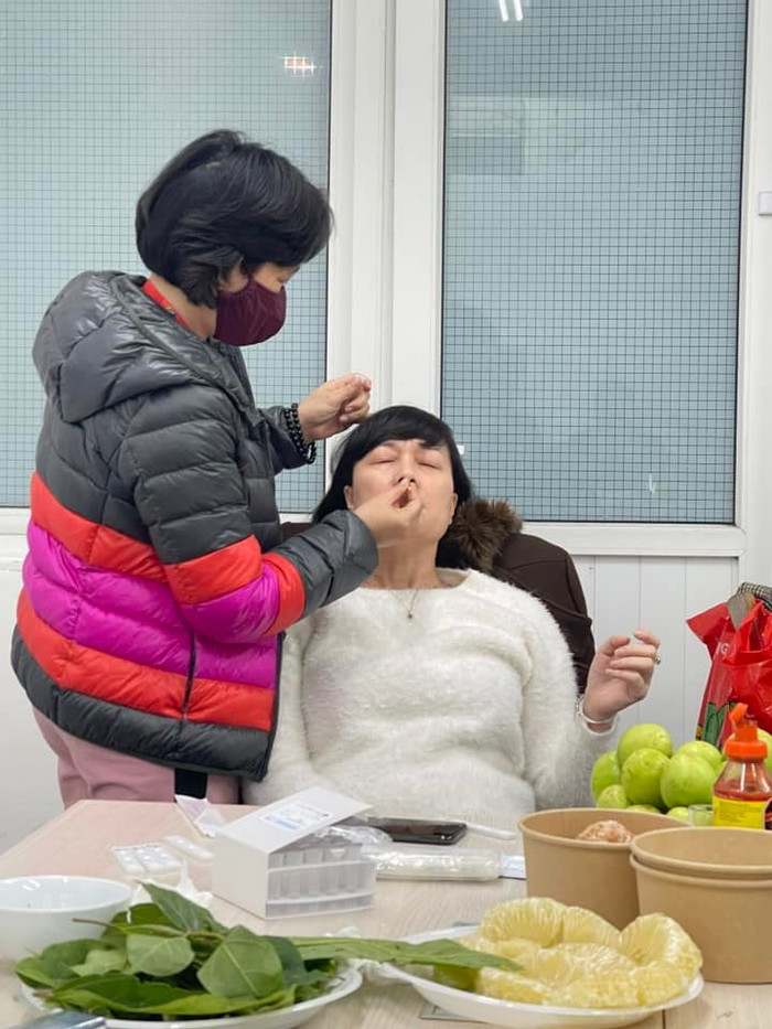 'Táo Y Tế' Vân Dung chấp hành test nghiêm túc để đảm bảo sức khỏe. Những loại hoa quả tốt cho sức khỏe như bưởi, quýt cũng được các nghệ sĩ ăn nhiều để nạp thêm năng lượng.