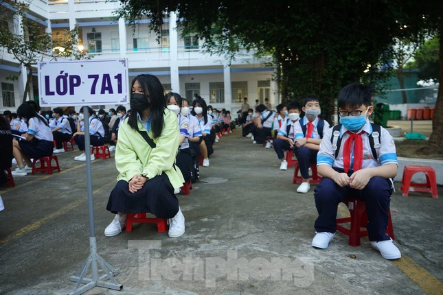 Học sinh trung học TPHCM trong ngày đầu tiên trở lại trường sáng ngày 4/1
