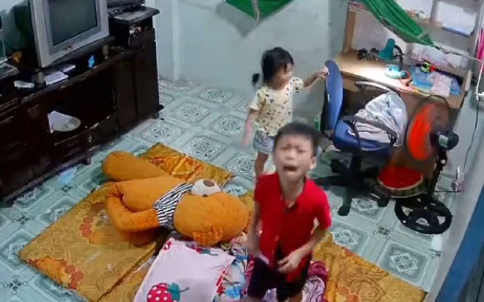 Sau khi đưa chiếc ipad cho tên cướp, bé trai liền nhìn lên camera khóc lớn và liên tục gọi mẹ. Ảnh cắt từ clip