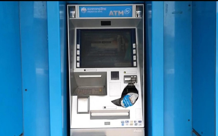 Bị cây ATM nuốt thẻ, nữ sinh viên 'điên tiết' đấm thủng chiếc máy rồi bỏ trốn Ảnh 2