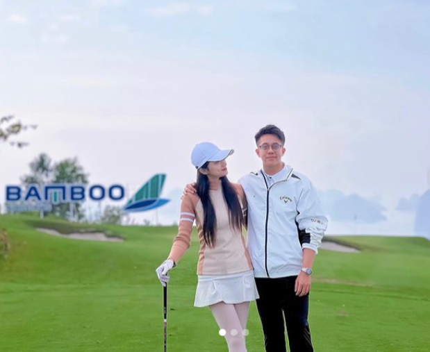 Cả hai lần đầu tiên đăng ảnh 'tình bể bình' trên sân golf