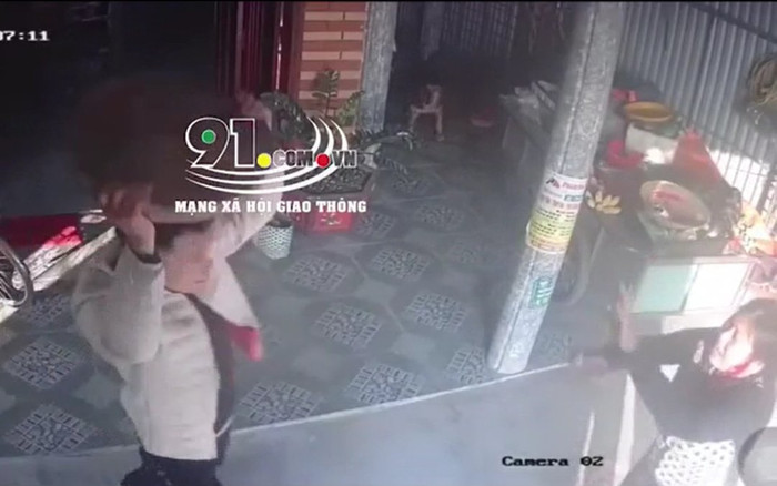 Clip: Bức xúc cảnh hai nam thanh niên hùng hổ cầm thớt gỗ ném thẳng vào đầu người phụ nữ Ảnh 2