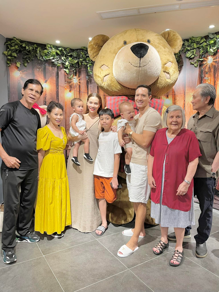 Đại gia đình Hồ Ngọc Hà - Kim Lý đi nghỉ dưỡng Phú Quốc.