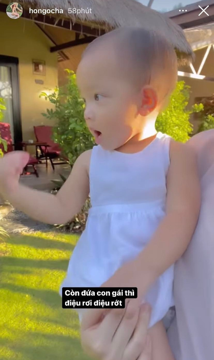 Trái ngược lại với Leon, người chị Lisa được mẹ Hồ Ngọc Hà đánh giá là nữ tính, điệu đà như mẹ.