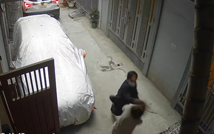 Clip: Mâu thuẫn chỗ đỗ ô tô, người đàn ông vung tay đấm thẳng vào mặt người phụ nữ Ảnh 2