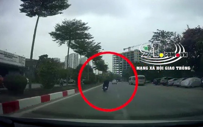 2 thanh niên đầu trần đánh võng, phi như bay trên đường và cú ngã đau điếng nhớ đời ngay giây sau đó Ảnh 2