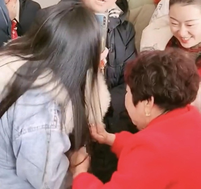 Phù dâu giấu giày cô dâu trước ngực rồi bắt chú rể tự tay lấy mới cho qua cửa Ảnh 3