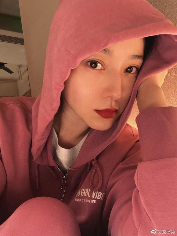 Nữ diễn viên thường xuyên khỏe ảnh trên mạng xã hội để tạo sự tương tác, gần fan hơn để có thể thuận lợi trong việc kinh doanh.