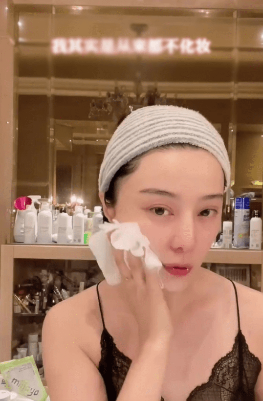 Phạm Băng Băng chăm sóc da mặt rất cẩn thận, chính vì thế làn da của cô cũng căng bóng và không tỳ vết.