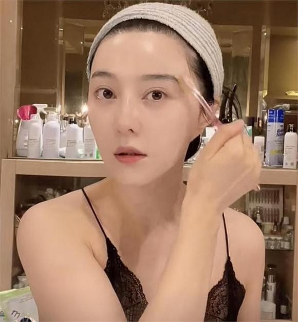 Người đẹp họ Phạm chia sẻ các làm đẹp độc lạ khi sử dụng bàn chải để tán lông mày.