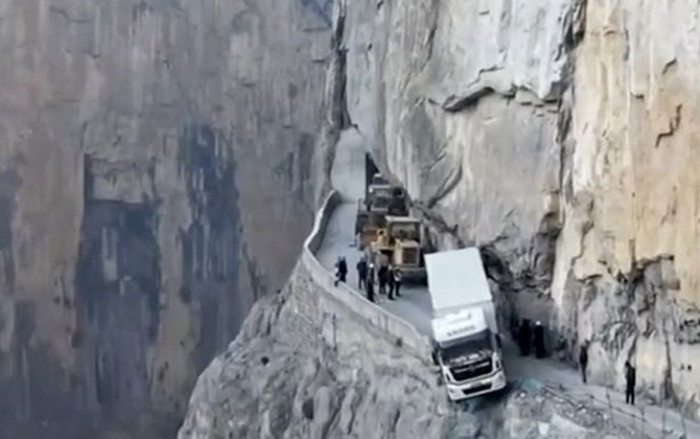 Đi đường tắt theo định vị vệ tinh, tài xế 'đứng tim' vì xe treo lơ lửng trên vách đá suốt 3 ngày Ảnh 2