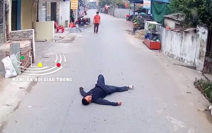 Clip: Khó hiểu cảnh người đàn ông bất ngờ lao ra đường nằm 'ăn vạ' ngay trước đầu ô tô Ảnh 2
