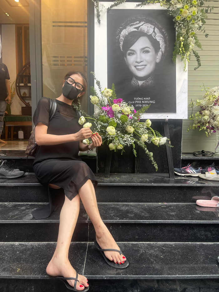 Xôn xao ảnh mẹ ruột Hồ Văn Cường đến viếng lễ 100 ngày cố ca sĩ Phi Nhung, Trang Khàn tuyên bố điều này! Ảnh 4