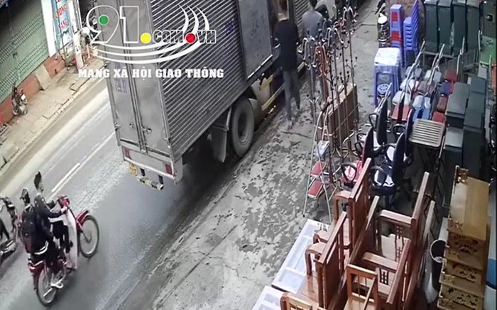 Clip: Hai học sinh chạy xe máy tông thẳng vào đuôi xe tải đỗ bên đường Ảnh 2