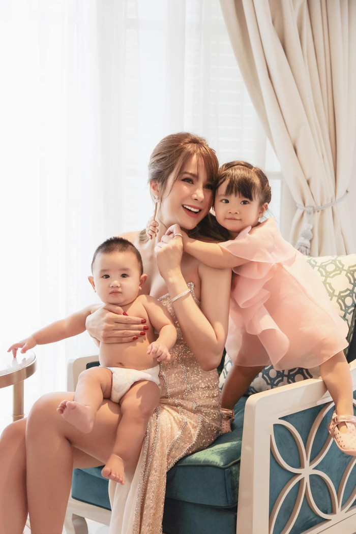 Là bà mẹ 2 con nên Diệp Lâm Anh hiểu cảm giác mất con của người mẹ trong vụ việc bé gái bị bạo hành trên là như thế nào.