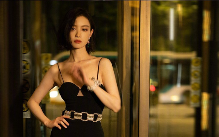 Top hình ảnh thời trang đẹp nhất Cbiz 2021: Địch Lệ Nhiệt Ba hay Phạm Băng Băng lên ngôi? Ảnh 2