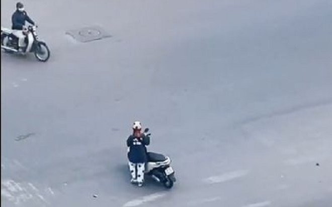 Hồn nhiên tập thể dục ngay ngã tư đường, cô gái khiến dân mạng ngán ngẩm: 'Con gái là thứ khó hiểu nhất' Ảnh 2