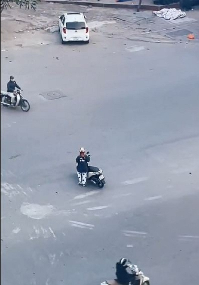 Cô gái hồn nhiên đứng tập thể dục giữa đường. 