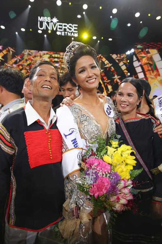 Kỉ niệm 4 năm đăng quang Miss Universe Việt Nam, H'Hen Niê khoe nọng tràn bờ đê Ảnh 2